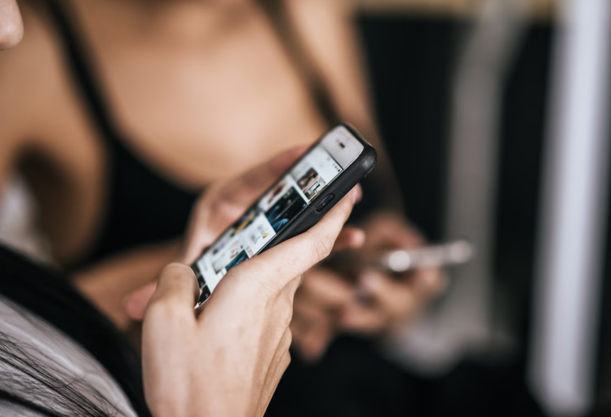 how algorithms decide what you see on social media feeds