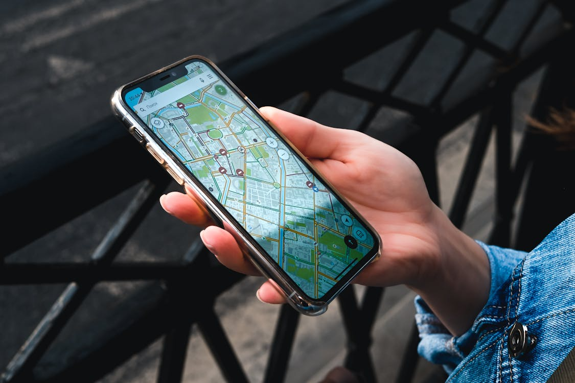 how GPS knows where you are shown on a smartphone navigation map